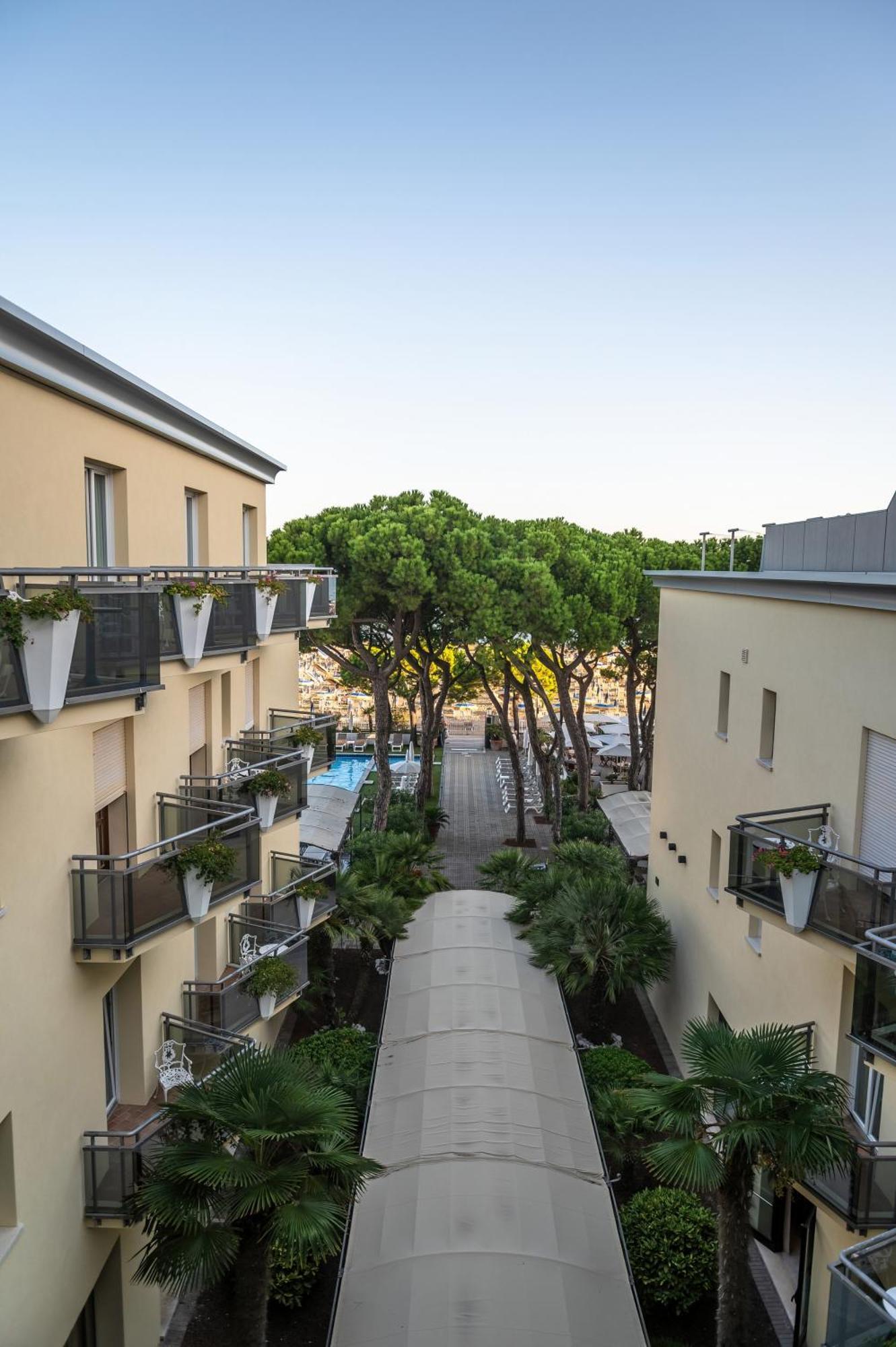 Excelsior Hotel 4*